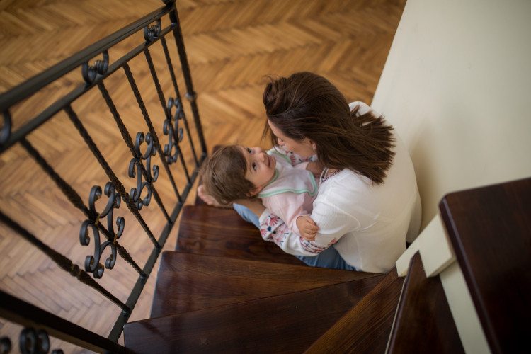 De Baby Van Renee Viel Van De Trap De Hele Trap Me To We