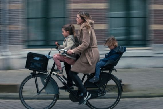 Ode aan de naar-school-fiets-moeder - Me-to-We